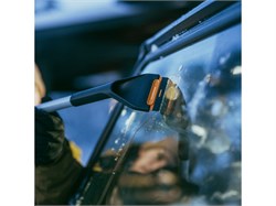 Щетка для снега 85-113см телескоп. со скребком X-series FISKARS (щетка-сметка снеговая, съемный скребок) 10935