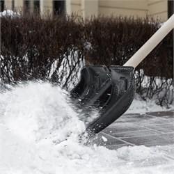 Лопата для уборки снега пластиковая, 380х350х1370 мм, деревянный черенок 11316