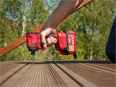 Аккум. ударный гайковерт/винтоверт WORTEX CWR 0218 в чем. XLT 2x2 А*ч, БЕСЩЕТ., 18 В, 220 Н*м (внутр. шестигр. 1/4