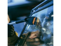 Щетка для снега 85-113см телескоп. со скребком X-series FISKARS (щетка-сметка снеговая, съемный скребок) 10935