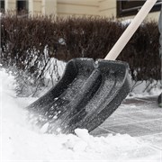 Лопата для уборки снега пластиковая, 380х385х1420 мм, оцинк. планка, деревянный черенок 11315